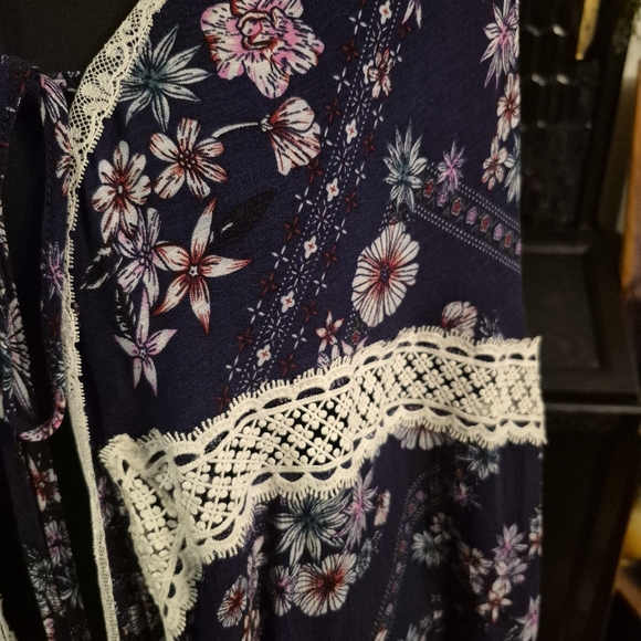 DAVI & DANI Navy Floral Lace Kimono - Picture 3 of 5